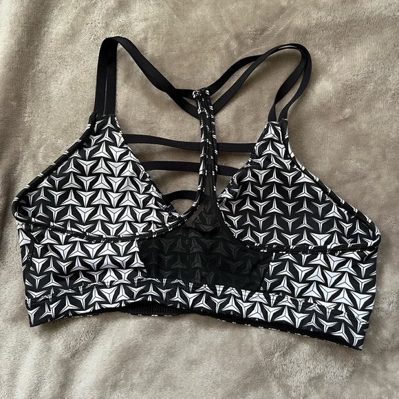 Victoria’s Secret VSX Sports Bra - Picture 2 of 5